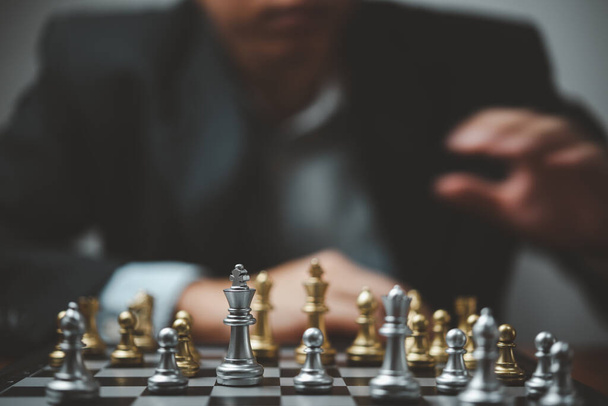 Стратегічне планування та цілі успіху бізнес-ідеї. Бізнесмен дивиться на шахи на дошці
. - Фото, зображення