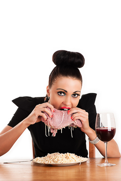 Bella donna mangiare carne cruda
 - Foto, immagini