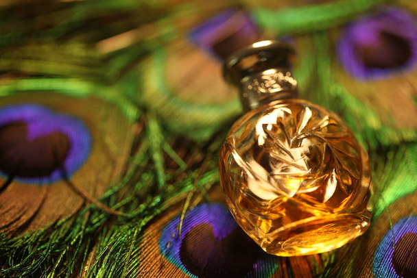 Parfumflesje met gouden dop - Foto, afbeelding