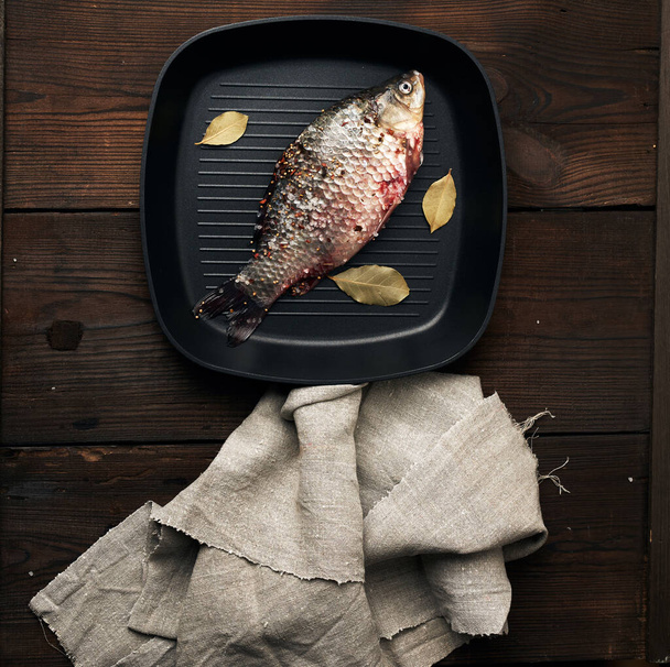 νωπά σταυρένια ψάρια πασπαλισμένα με μπαχαρικά  - Φωτογραφία, εικόνα
