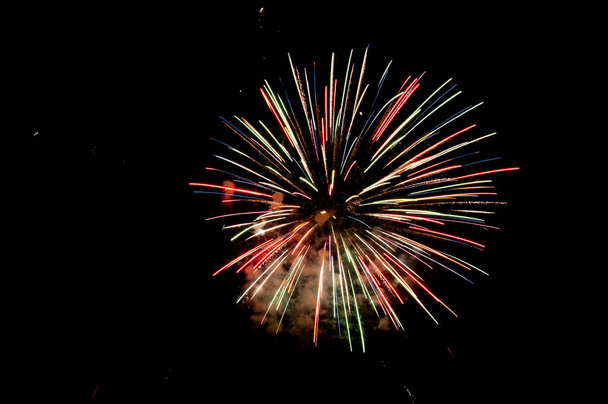 όμορφα εορταστικά πυροτεχνήματα στο νυχτερινό ουρανό - Φωτογραφία, εικόνα