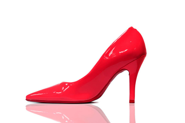 Zapato de tacón alto rojo aislado - Foto, imagen