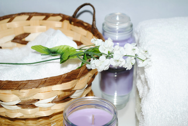 Спа-корзина с белыми полотенцами и фиолетовыми свечами
 - Фото, изображение