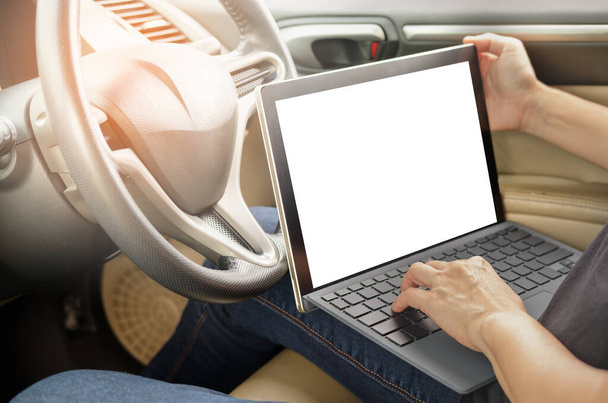 kobieta za pomocą laptopa w samochodzie na tle - Zdjęcie, obraz