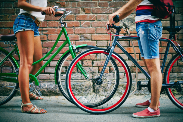 Guy et fille jambes avec des vélos
 - Photo, image