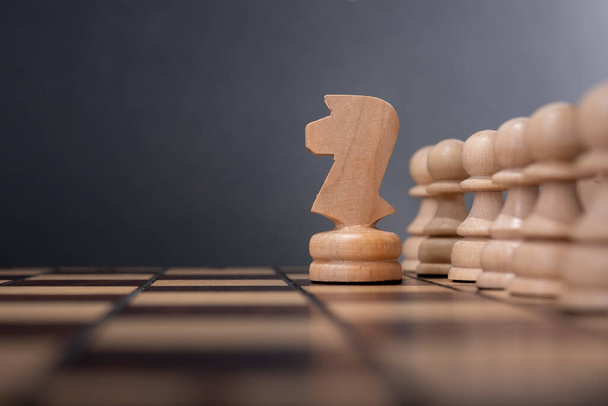 Caballo de batalla en tablero de ajedrez de cerca  - Foto, Imagen