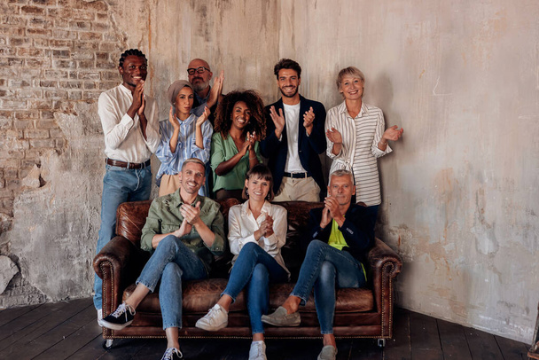 groepsfoto van lachende creatieve collega 's van het bedrijfsleven na teambuilding klappen voor het beoogde succes - Foto, afbeelding