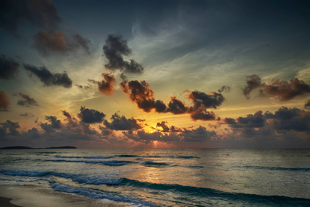 krásný tropický západ slunce s mořem a oblohou - Fotografie, Obrázek