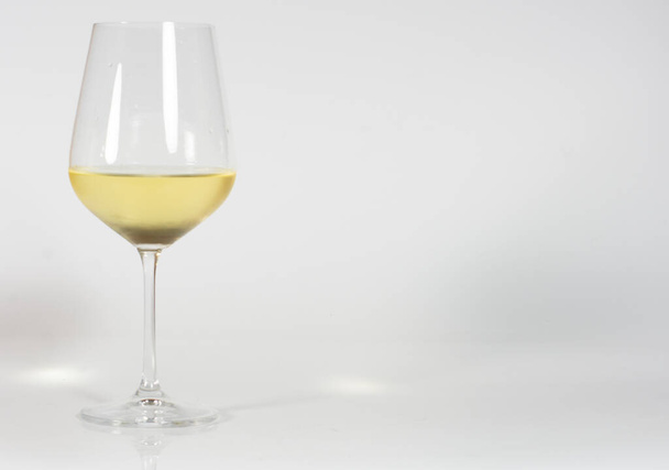 a glass of white wine in white background  - Fotografie, Obrázek