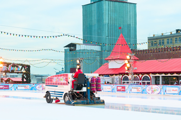 Car polish ice on GUM Skating rink at Red Square is open from December 1 to March 10 and contains 450 people in Moscow, Russia. - Zdjęcie, obraz