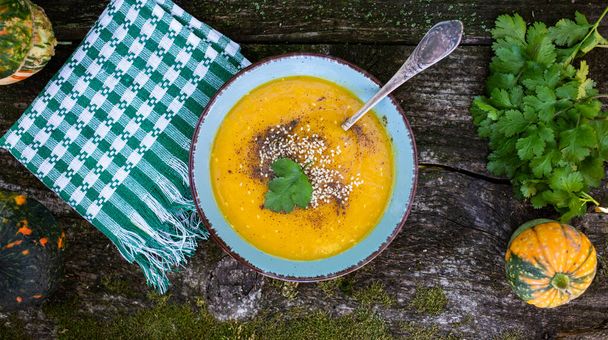 Balkabağı çorbası ahşap masa üzerinde sonbahar yemeği - Fotoğraf, Görsel