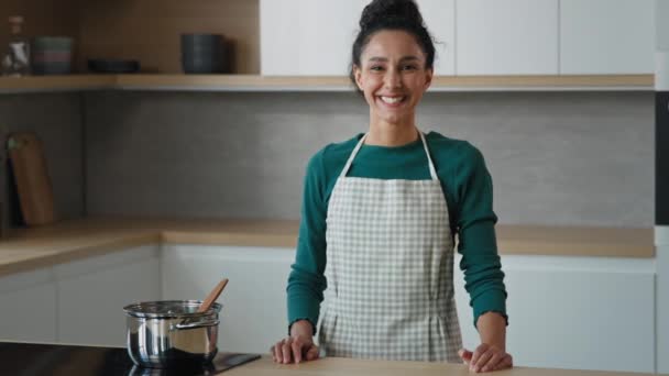 Krásný arabský kuchař kuchař pekař hospodyňky etnický mladý vegetarián žena pózování v moderní kuchyni žena portrét spokojené španělky dáma matka připravit jídlo pro rodinu stojící se zkříženými pažemi - Záběry, video