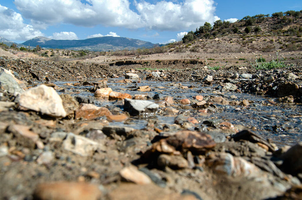 Paisaje pantano, primer plano de agua y piedras. Sequia, textura. - Photo, Image