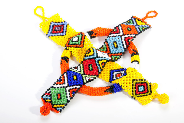 dos pulseras de cuentas zulu y brazalete naranja
 - Foto, imagen