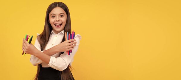 Eğitim yoluyla yaratıcılık. Keçeli kalem uçlu mutlu çocuk. Yaratıcılık geliştiriyor. Sanatsal eğitim. Liseli kız öğrencinin yatay izole edilmiş posteri. Liseli kızların afiş başlığı fotokopi alanı - Fotoğraf, Görsel