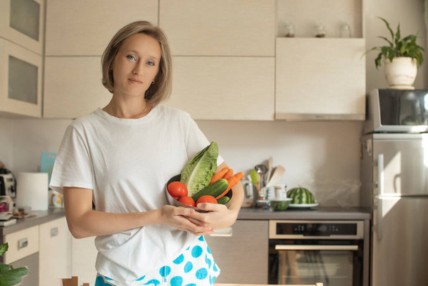 krása mladá pozitivní usmívající se žena se zeleninou v kuchyni - Fotografie, Obrázek
