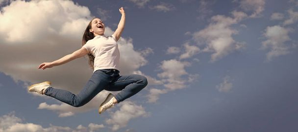 šťastný dospívající dítě skok na obloze pozadí. Horizontální plakát izolované dětské tváře, záhlaví banneru, kopírovací prostor - Fotografie, Obrázek