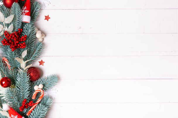 Composición navideña hecha de pino, estrellas y decoraciones festivas vista superior. Navidad plano poner fondo. - Foto, imagen