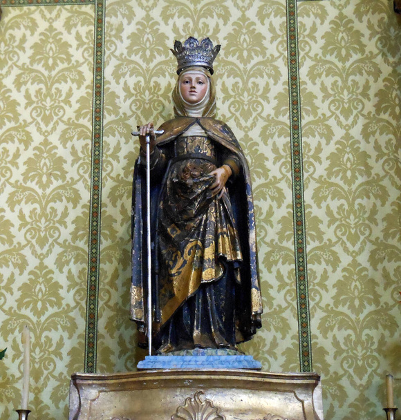 Estremoz, Portogallo - 23 ottobre 2022: Statua della Vergine Maria su un piedistallo all'interno di una chiesa - Foto, immagini