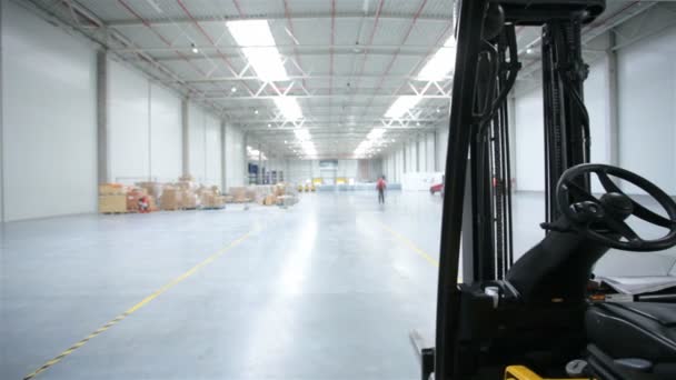 Forklift in a modern storehouse - Footage, Video