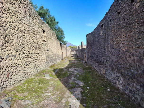 Pompeje, Kampánie, Itálie - 14. října 2021: Uličky v Archeologickém parku Pompeje - Fotografie, Obrázek
