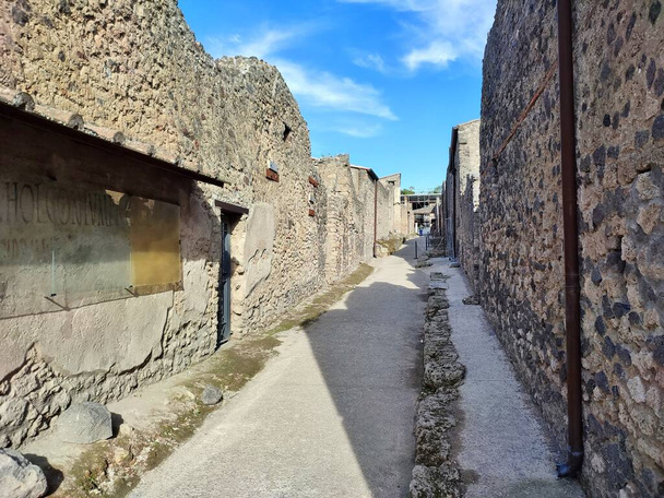 Pompeya, Campania, Italia - 14 de octubre de 2021: Callejuelas en el Parque Arqueológico de Pompeya - Foto, Imagen
