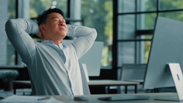 Azji koreański starszy biznesmen pracownik relaks sam oprzeć się na krzesło biurowe umieścić ręce za komfort odpoczynku czuje satysfakcję przez pracę komputera zrobić przerwę po sukcesie pracy dzień wolny - Materiał filmowy, wideo