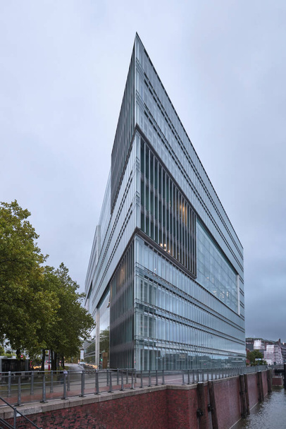 Hamburg, Niemcy - wrzesień 2022: Deichtorcenter, nowoczesny budynek biurowy Centrala ZDF - Zdjęcie, obraz