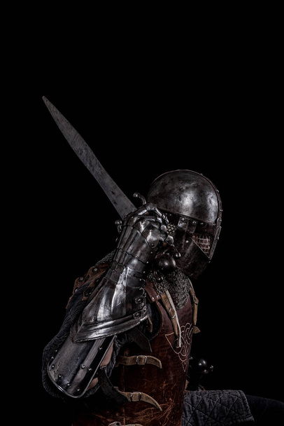 ridder close-up op zwarte achtergrond - Foto, afbeelding