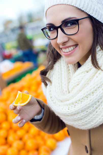 Young beautiful woman shopping fruit in a market. - Foto, Imagen