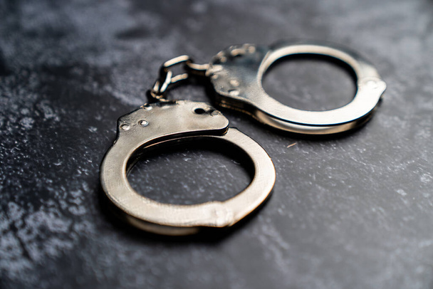 наручники на іржавому тлі
 - Фото, зображення