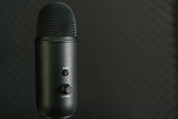 Крупный план профессионального конденсаторного микрофона на черном фоне - Фото, изображение