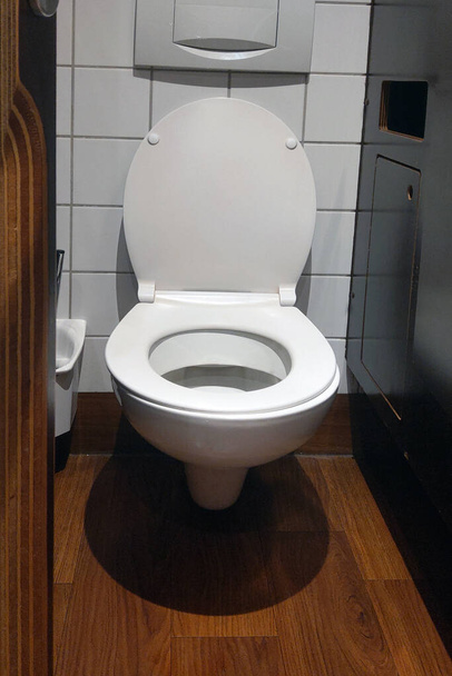 Pohled na veřejný záchod v kavárně nebo restauraci. Koupelna - Fotografie, Obrázek
