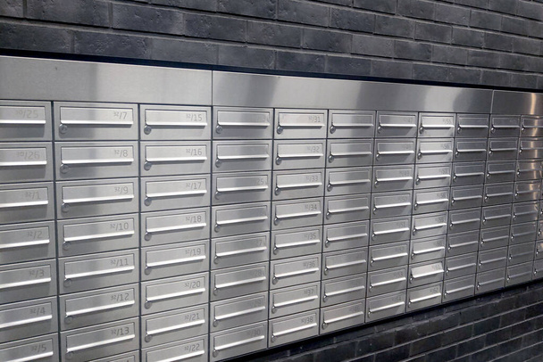 Fekete-fehér fotó. Modern postaládák apartmanszámokkal levelezéshez - Fotó, kép