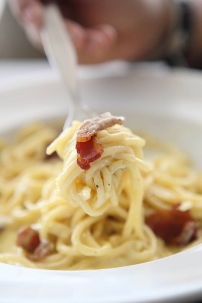 "spagetti carbonara szalonnával és sajttal" - Fotó, kép
