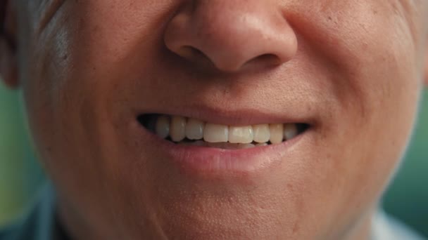 Close up colpo di testa asiatico coreano giapponese adulto uomo etnico maschio modello con bianco dentino sorriso allegro sorridente uomo d'affari cliente di odontoiatria medicina servizi felice faccia maschile vista frontale - Filmati, video