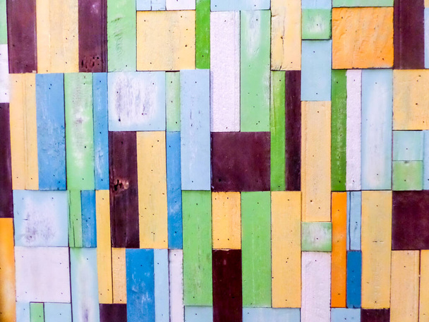 "Piezas de madera vertical al azar fantasía color en la superficie
 " - Foto, Imagen