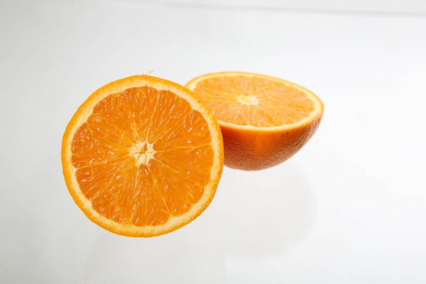 オレンジは白地に隔離され - 写真・画像