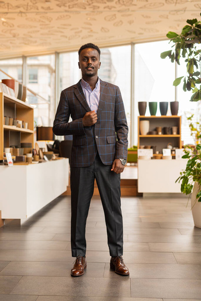 スーツを着たアフリカ人ビジネスマンの完全な長さの肖像画 - 写真・画像