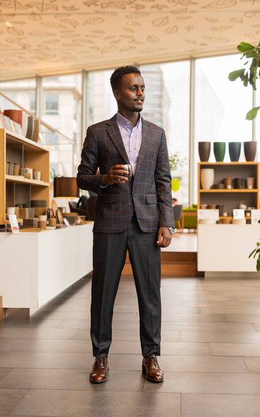 Πλήρες πορτραίτο Αφρικανού επιχειρηματία με κοστούμι - Φωτογραφία, εικόνα
