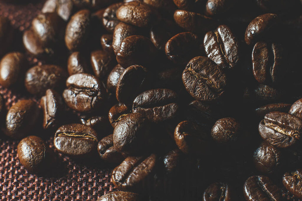 "Pila de granos de café tostados en arpillera" - Foto, imagen