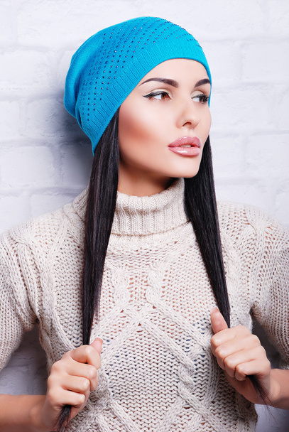 Brunette woman in winter hat - Fotó, kép