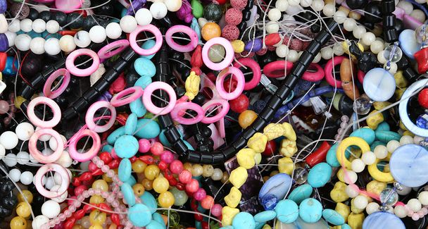 Bunte Halsketten am Marktstand zum Verkauf - Foto, Bild