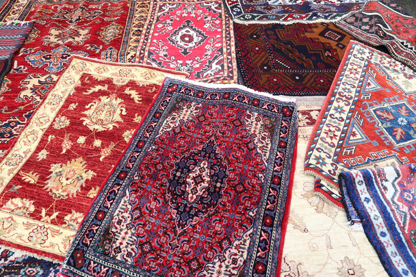 farbige Teppiche in einer islamischen Moschee - Foto, Bild