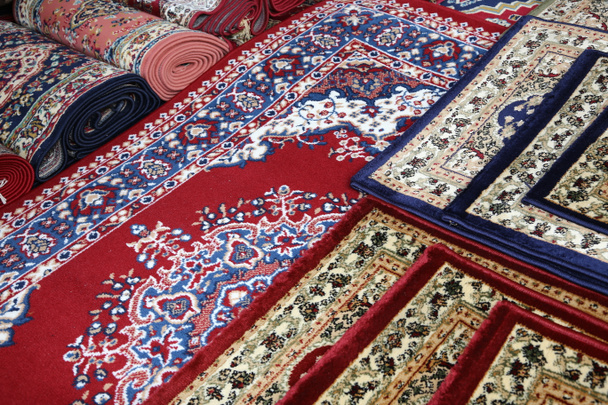 Oosterse tapijten te koop in de winkel van tapijten - Foto, afbeelding