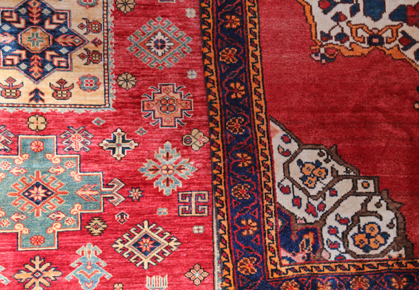 dos alfombras decoradas en una casa islámica
 - Foto, Imagen