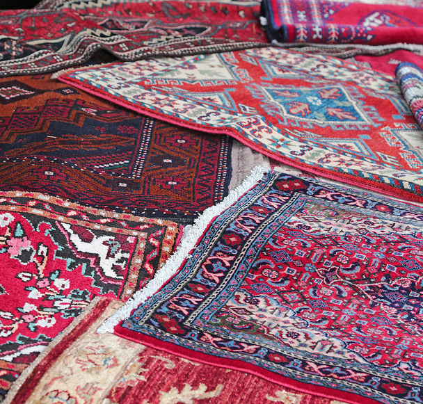 tapijten voor verkoop in de winkel van stoffen en textiel - Foto, afbeelding