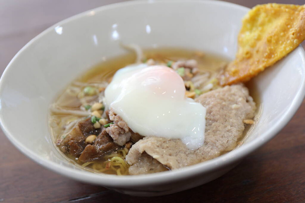 "Nourriture thaïlandaise Tom yum nouilles dans le style thaï
" - Photo, image