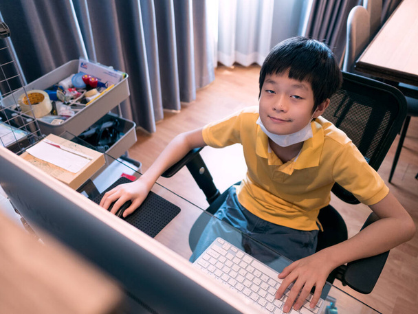 Asiatico ragazzo studiare a casa - Foto, immagini