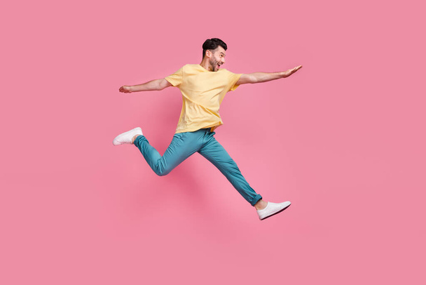 Full length photo of carefree crazy man look empty space move hurry black friday shopping sale isolated on pink color background. - Valokuva, kuva